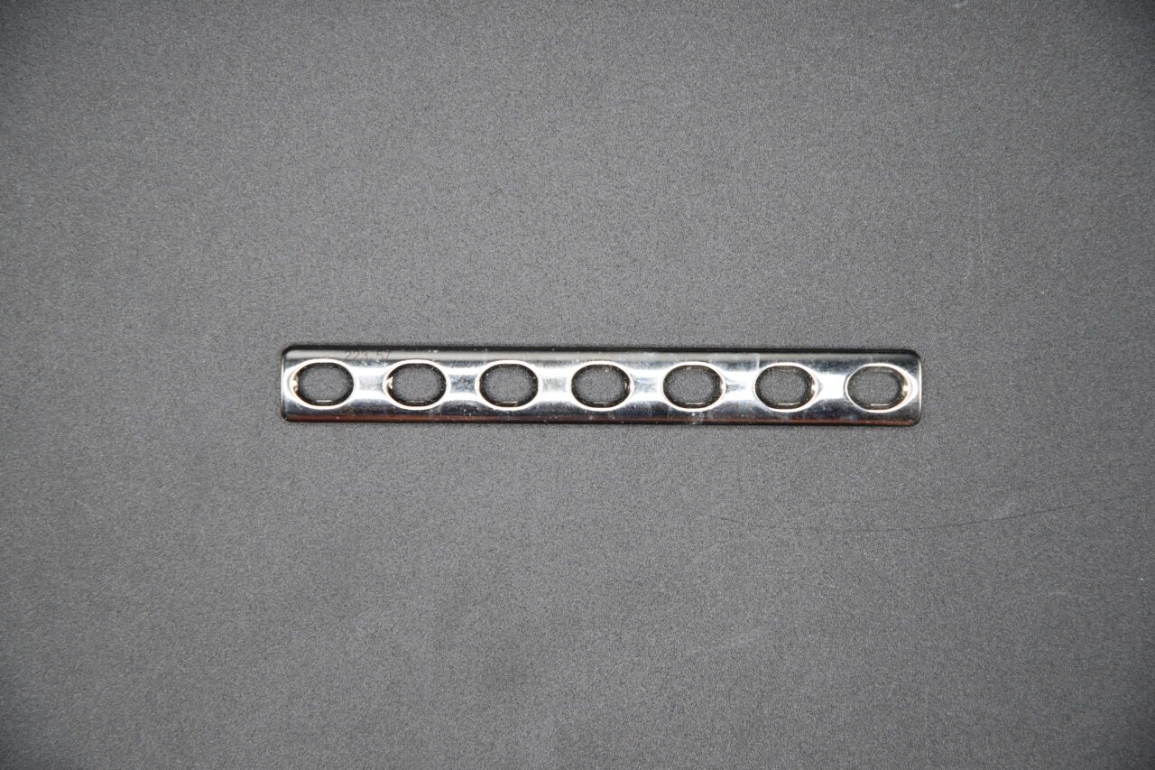 SYNTHES 223.57 DEPUY  LC-DCP Plate, 3.5 mm Size, Stainless Steel, 90 L x 11 mm W, 7 Holes