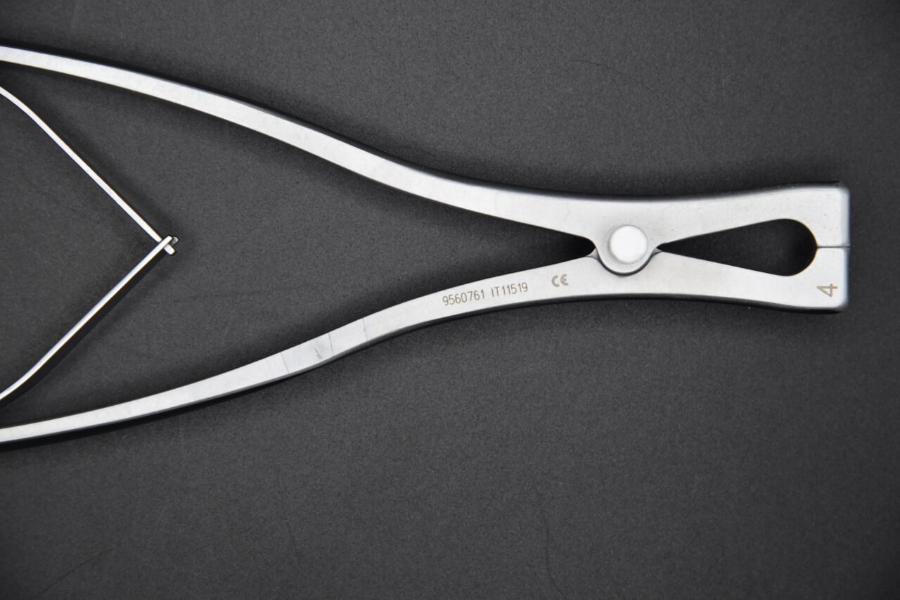 MEDTRONIC 9560761 METRx 40mm Opener / Closer Instrument — photo 2