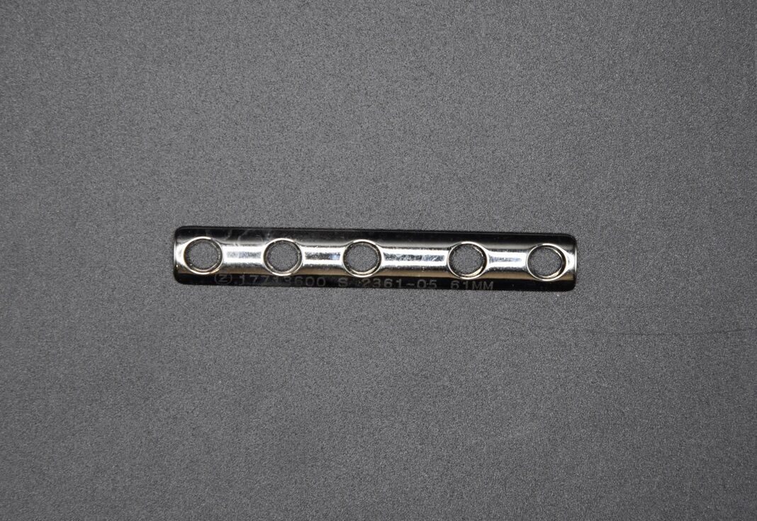 ZIMMER 2361-05 Surgical 5 Hole / 61mm ECT 1/3 Tubular Plate — photo 1