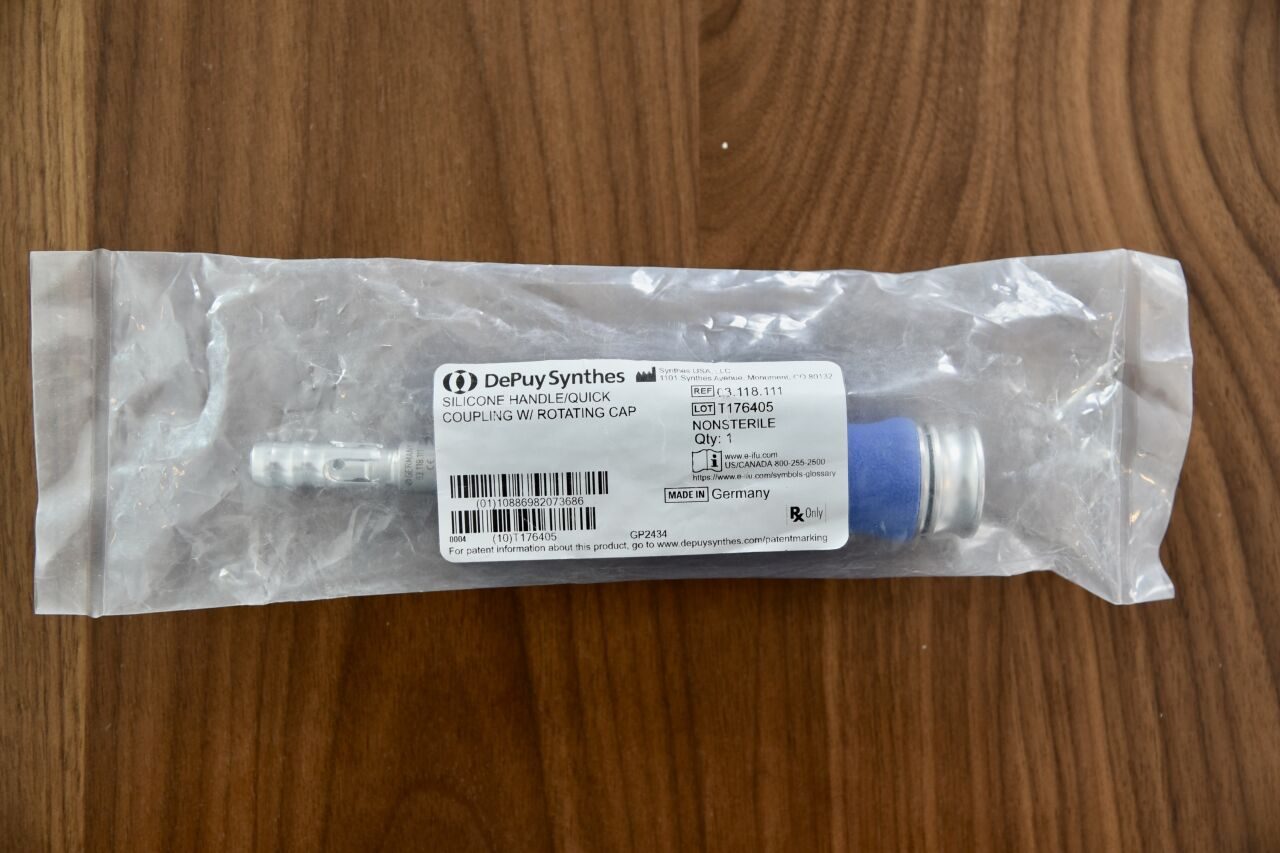 DEPUY SYNTHES 03.118.111 SILICONE HANDLE/QUICK COUPLING WITH ROTATING CAP — photo 1