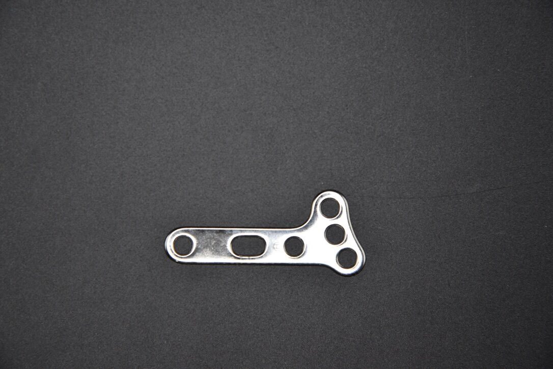SYNTHES 241.23  OBLIQUE ANGLED T-PLATE 3.5MM