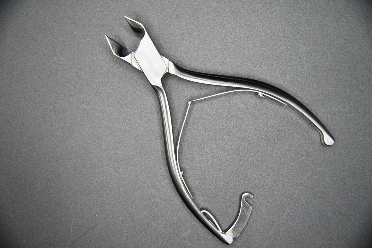 MEDLINE MDS7433114  Konig Double Spring with Catch Nail Nipper — photo 1
