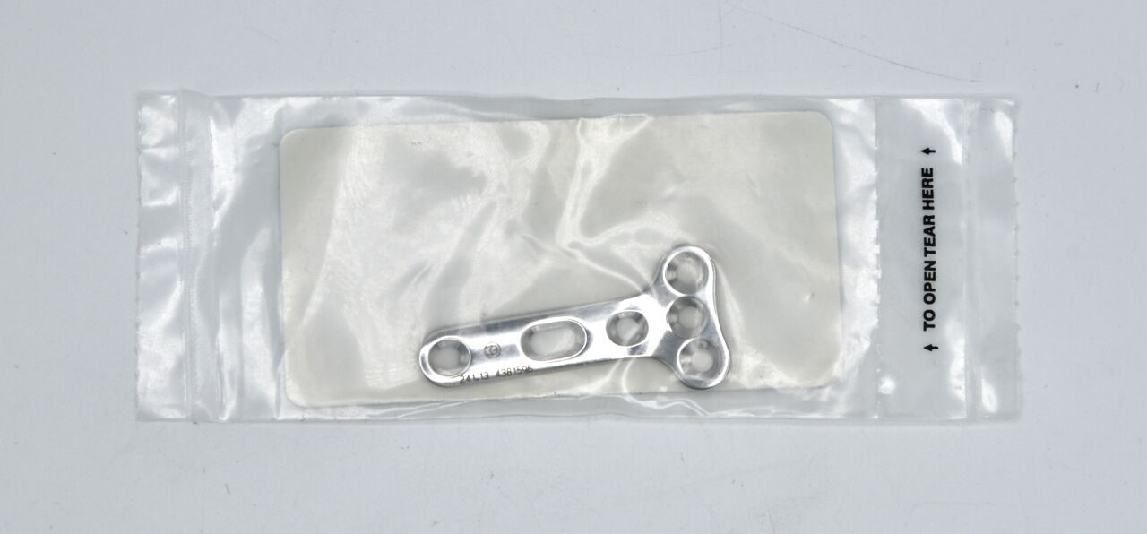 SYNTHES 241.13 3.5MM T-PLATE 3 HOLES HEAD/ 3 HOLES SHAFT-RIGHT ANGLE — photo 2