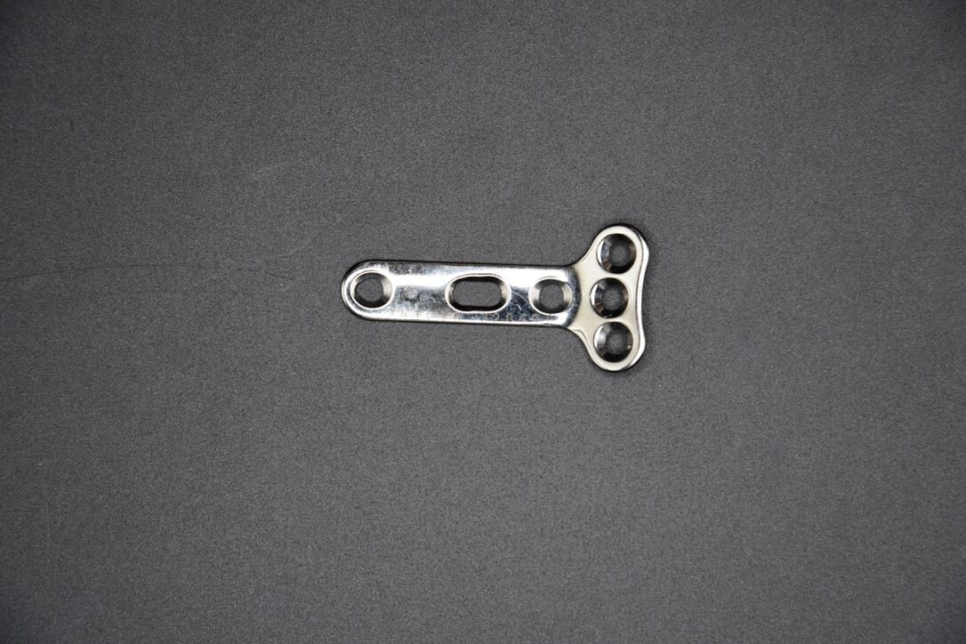 SYNTHES 241.13  Right Angled T-Plate 3.5mm