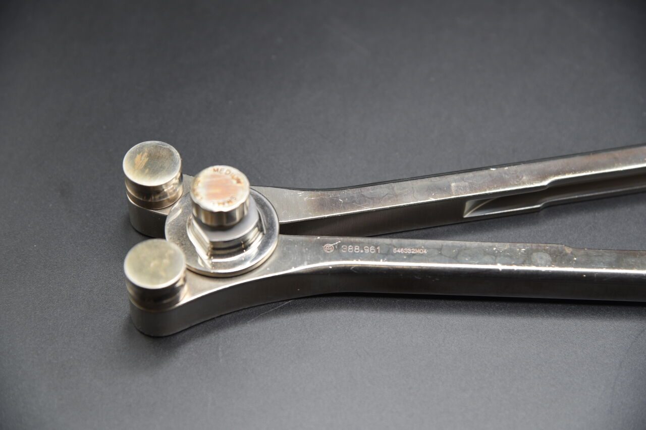 SYNTHES 388.961 SURGICAL ROD BENDER — photo 3