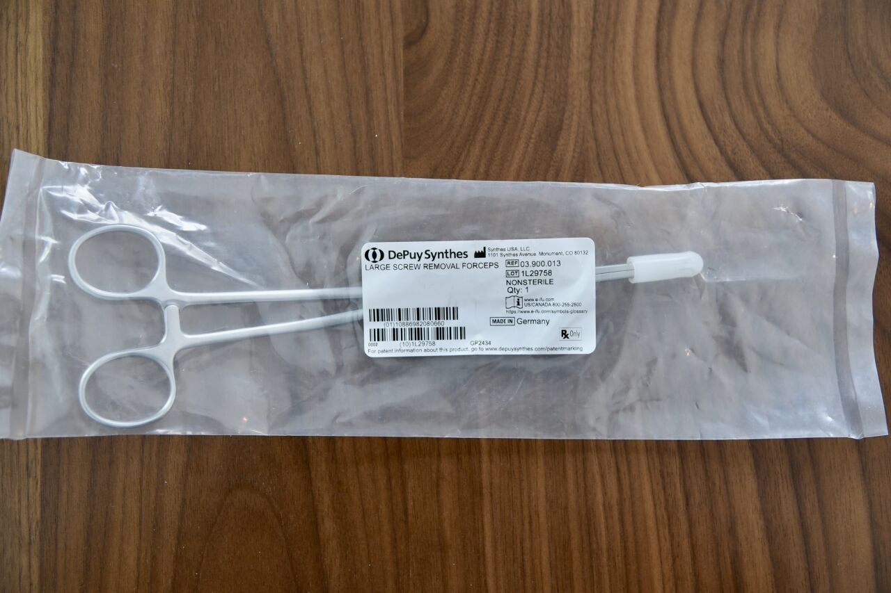 DEPUY SYNTHES 03.900.013 LARGE SCREW REMOVAL FORCEPS — photo 1
