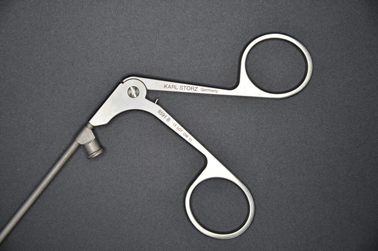 KARL STORZ 8591B Storz Kleinsasser Cutting Forceps w/ 2mm Cup Jaws Curved Up — photo 2