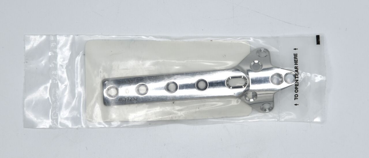 SYNTHES 241.84 Cloverleaf Plate - Thin Blade / 4 Holes / 104mm — photo 2