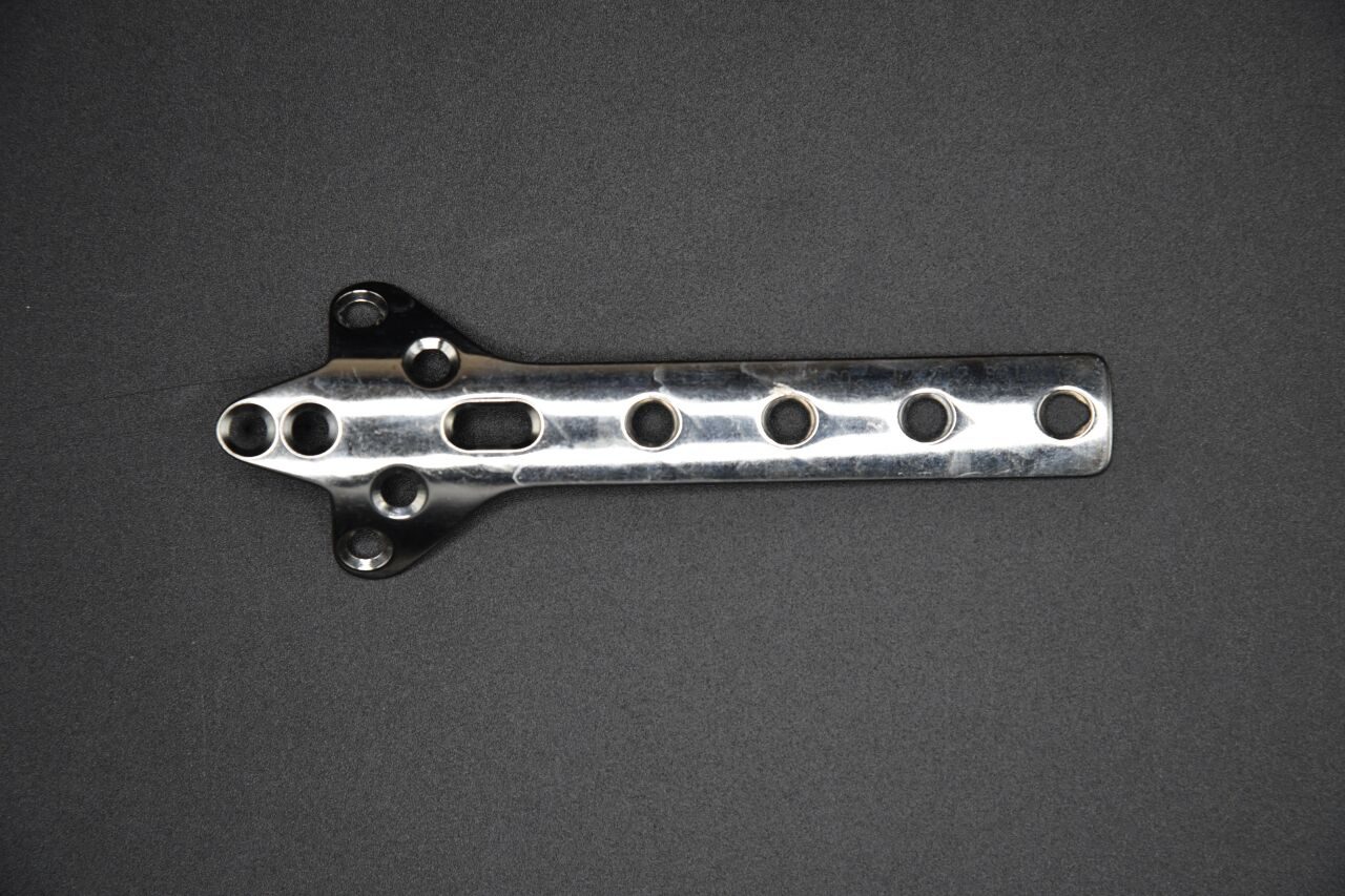 SYNTHES 240.24 CLOVERLEAF PLATE 4 HOLE — photo 1