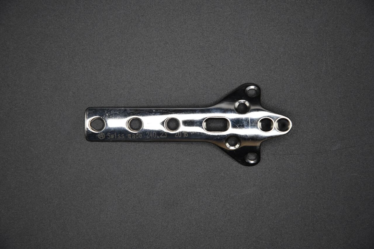 SYNTHES 240.23 CLOVERLEAF PLATE/3 HOLE/88MM — photo 1