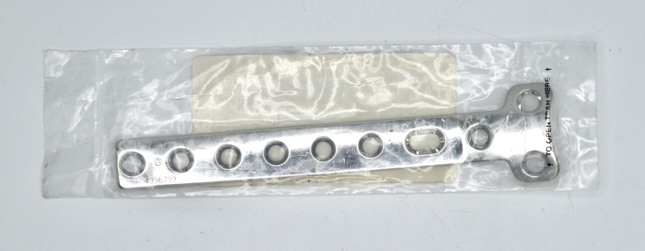 SYNTHES 240.18 T-PLATE 8 HOLES/148MM, NEW — photo 2