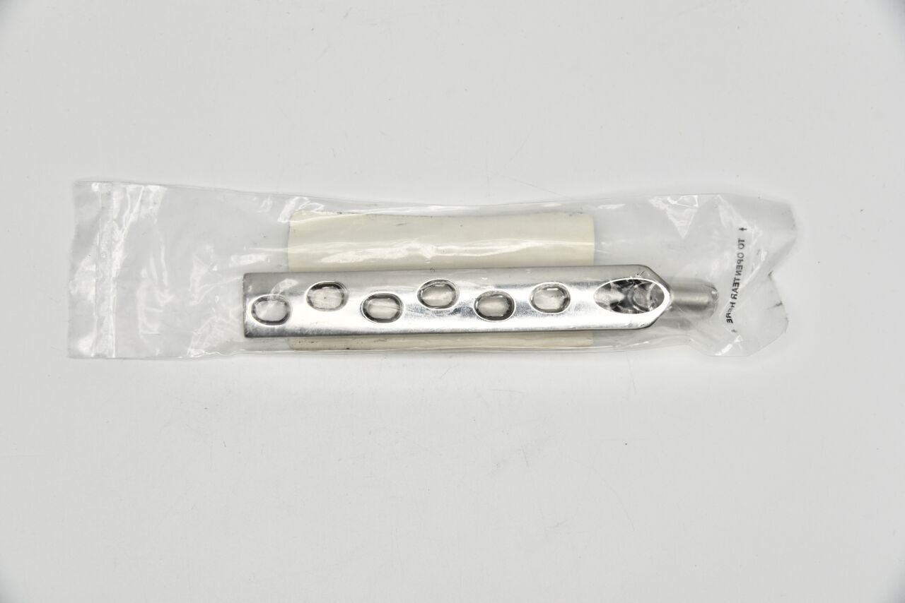 SYNTHES 281.86  150 DEG DHS PLATE-SHORT BARREL 6 HOLES/110MM — photo 2