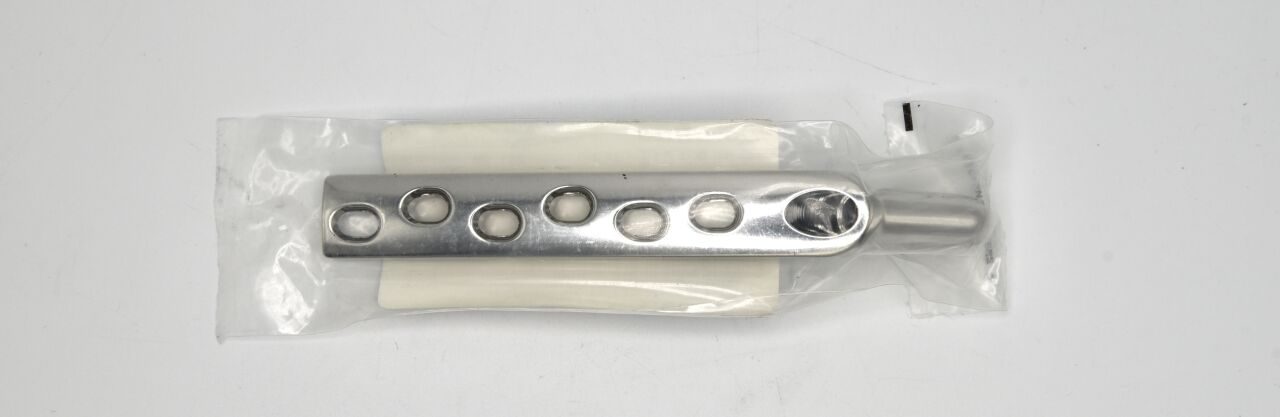 SYNTHES 281.26  DHS Plate, 6 Holes, Stainless Steel, 140° Angle, 110 mm Shaft Length — photo 2