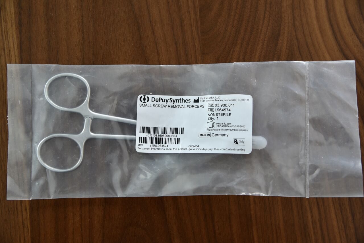 DEPUY SYNTHES 03.900.011 SMALL SCREW REMOVAL FORCEPS — photo 1