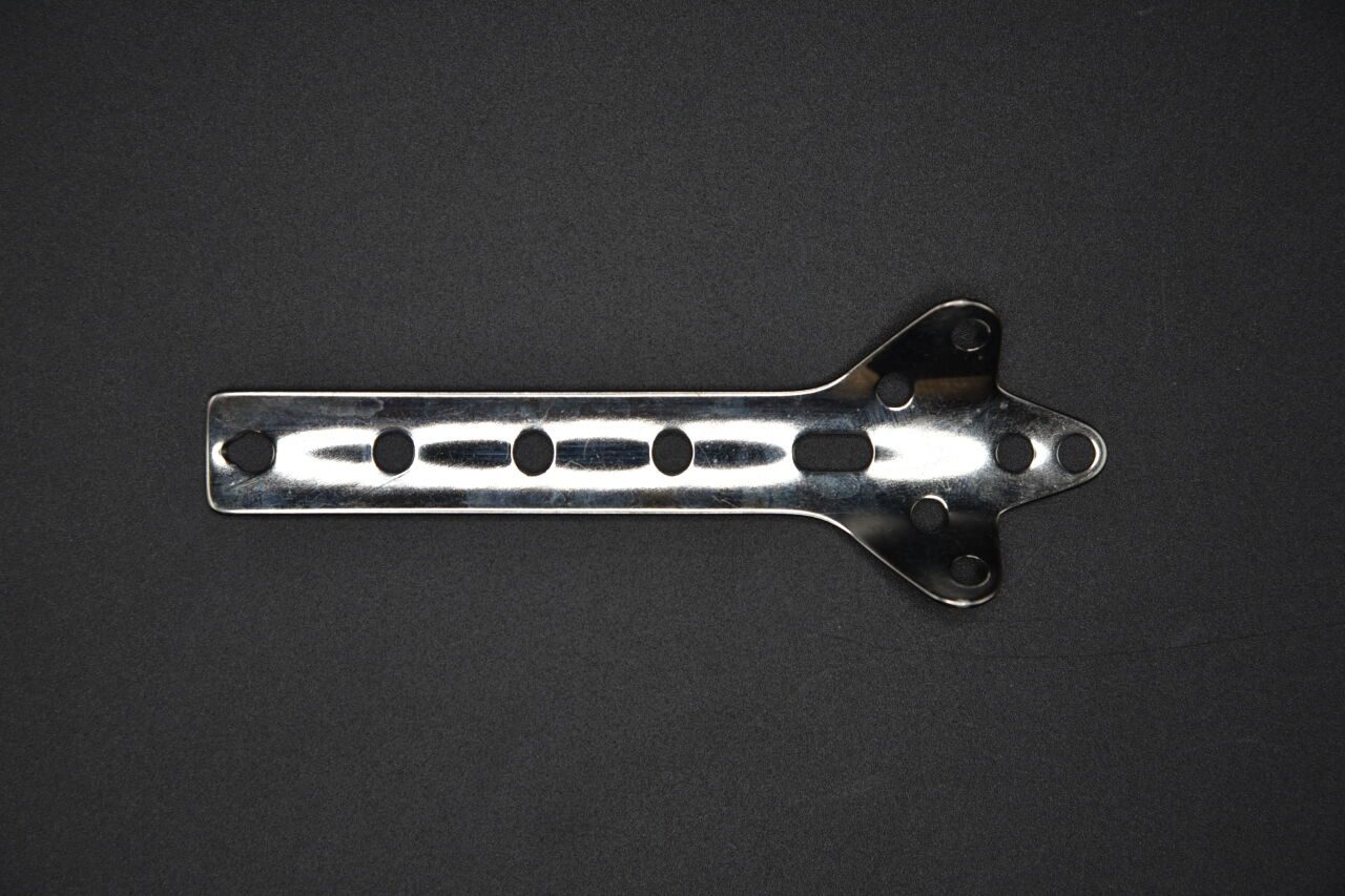 SYNTHES 240.24 CLOVERLEAF PLATE 4 HOLE — photo 2